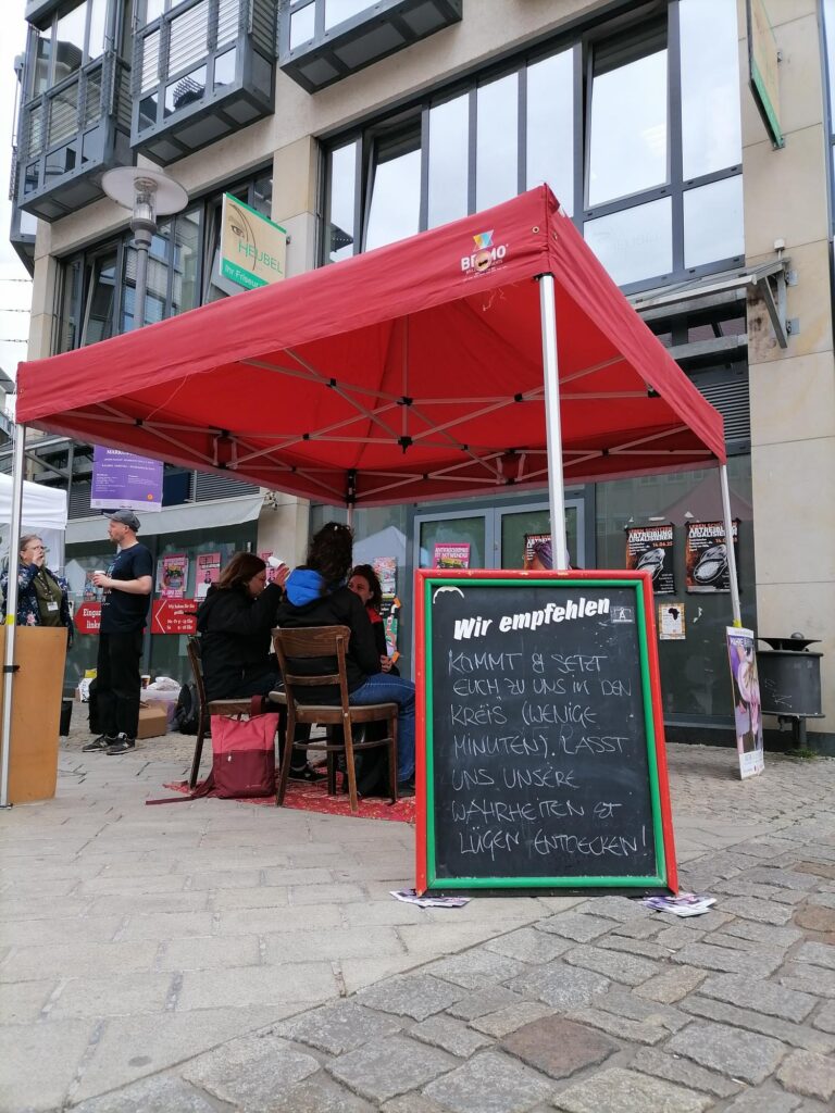 2025, spontaner Gesprächskreis mit Passantinnen und Passanten