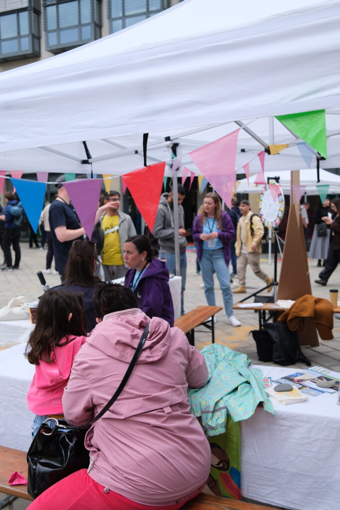 2025, buntes Treiben